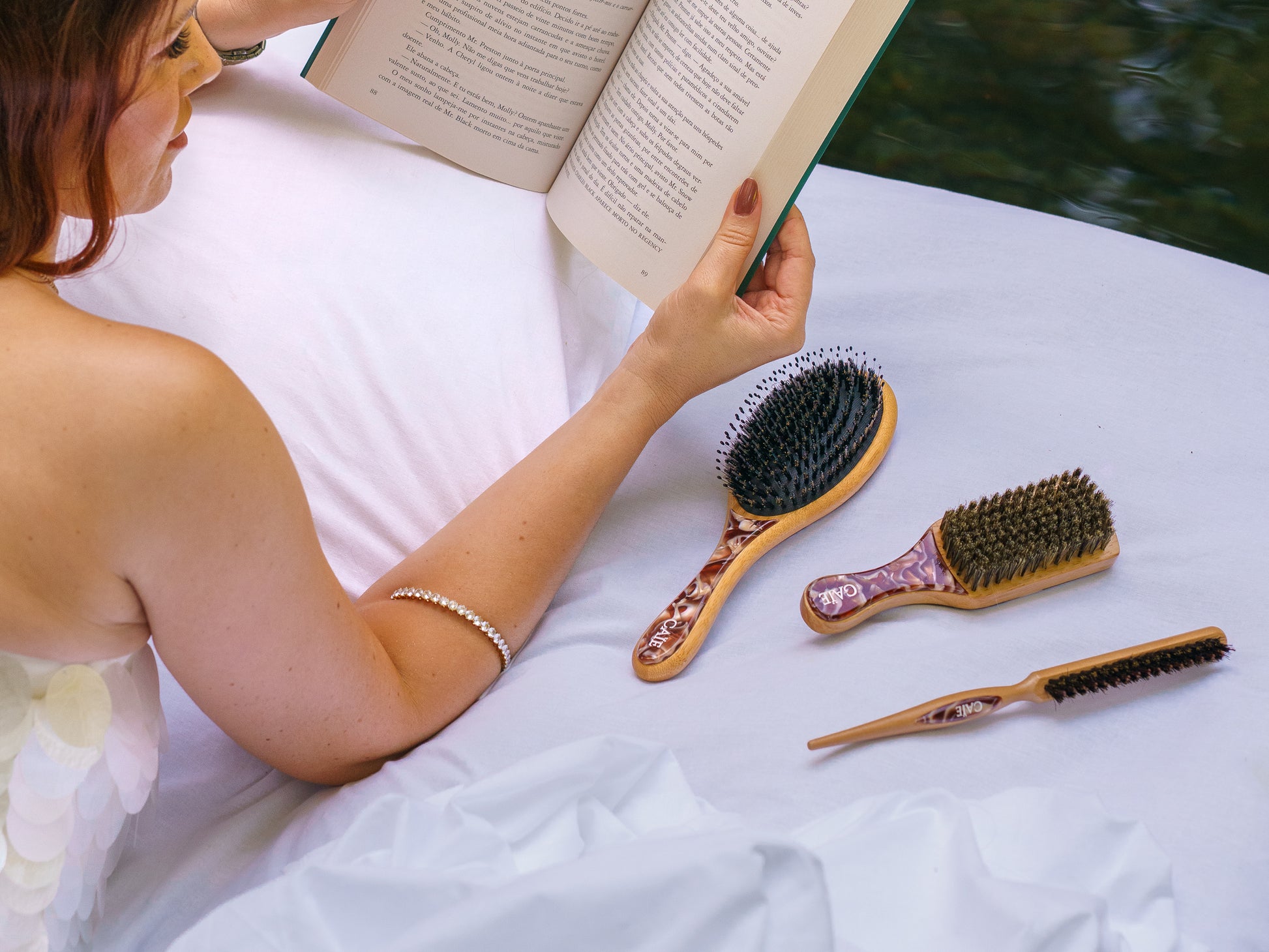 Ritual Brush CAÏE para cuidado diário do couro cabeludo e relaxamento