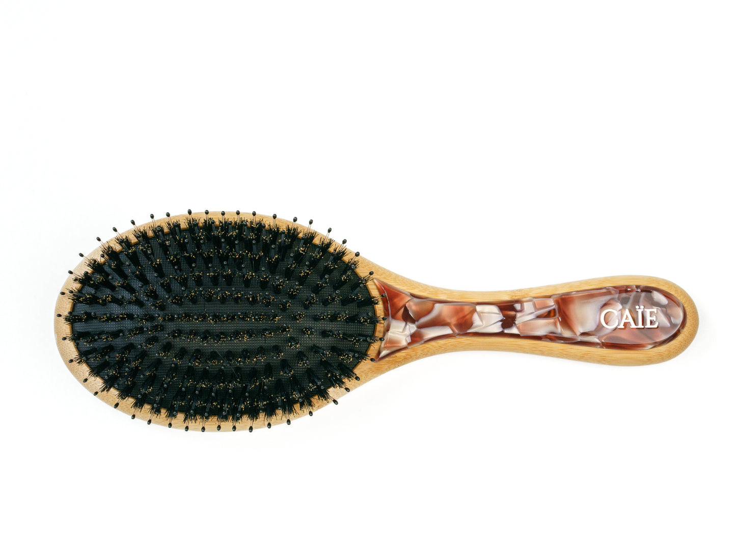 Detalhe das cerdas de javali de alta densidade da escova ESSENTIAL BRUSH CAÏE